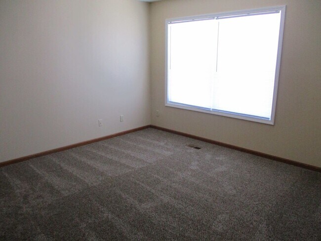 Building Photo - New Listing!!! 2 Bedroom Townhouse in Albion!!!