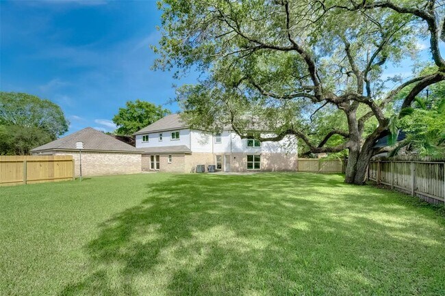 Building Photo - 818 Silvergate Dr