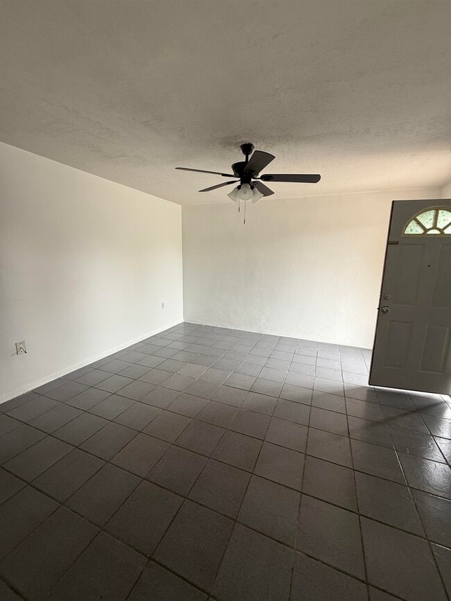 Building Photo - 502 El Monte Loop