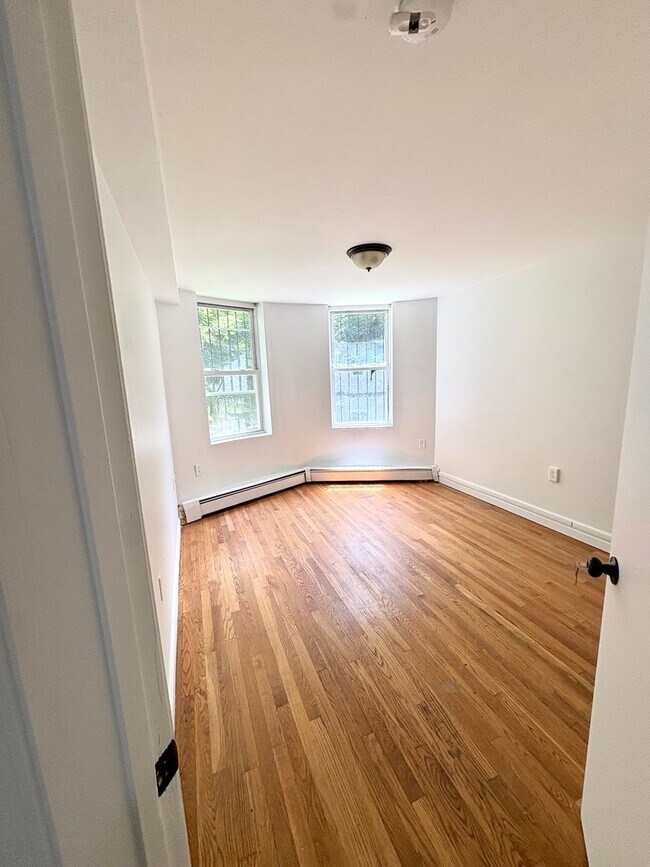 Building Photo - Spacious 2-bed Right on Comm Ave. - Close to T