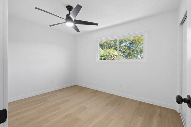 Building Photo - 4082-4084 Chamoune