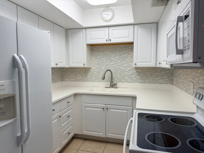 Kitchen - 21320 Brinson Ave