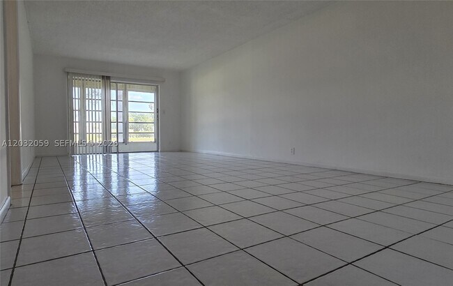 Building Photo - 5510 N Lakewood Cir