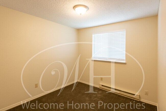 Building Photo - Newly Remodeled Apartment in Convenient Lo...