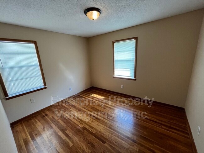 Building Photo - 3539 Glenshaw Dr