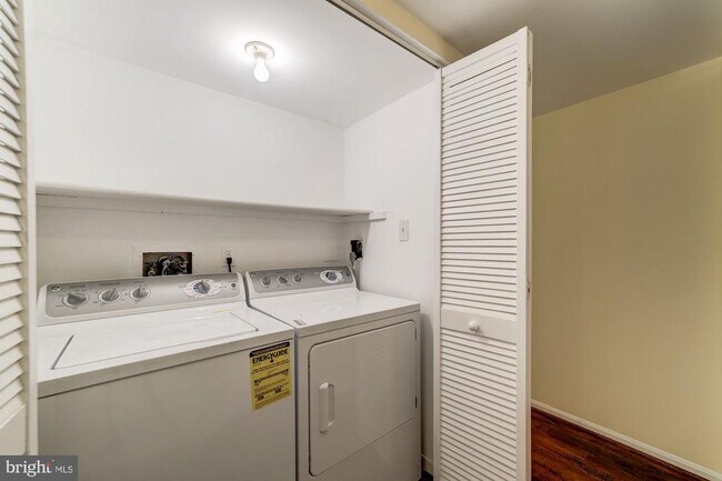 Building Photo - 9705 Kings Crown Ct