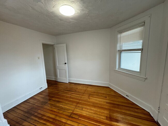Building Photo - 445 S 17th St
