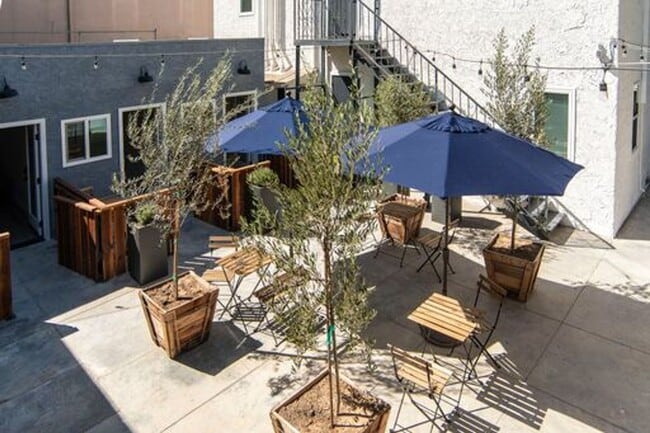 Building Photo - 830 N Coronado St
