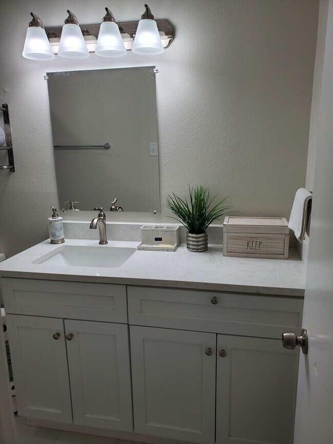 Building Photo - 1161 Lake Ave