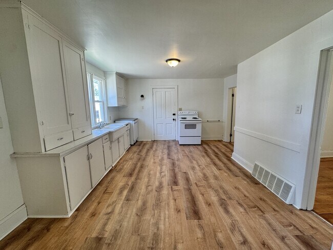 Building Photo - 1119 Doty St