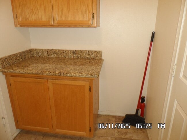 Building Photo - 3 Bedrooms, Den, 2 Bathrooms, 3 Car Garage...