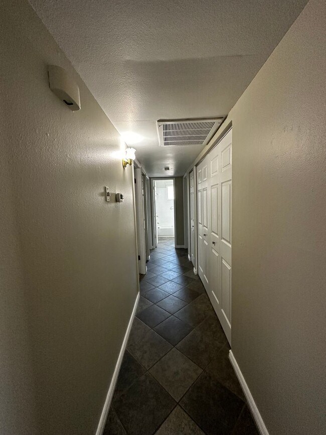 Building Photo - 3 BED ROOM HOME IN MESA WITH NO HOA