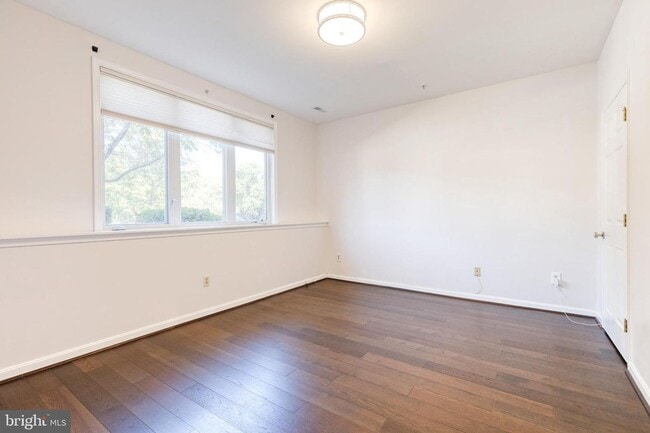 Building Photo - Beautifully updated 2 bed 2 bath patio-lev...