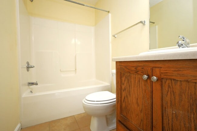 Building Photo - 1801 Chestnut Dr