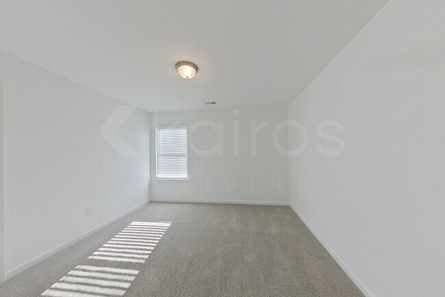 Building Photo - 100 English Oak Ln