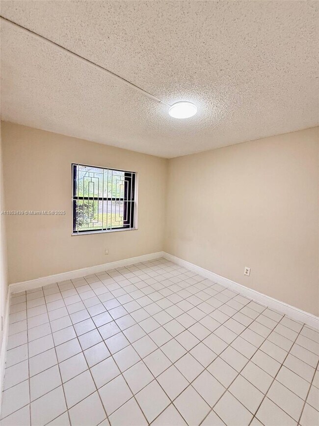 Building Photo - 905 NE 209th St