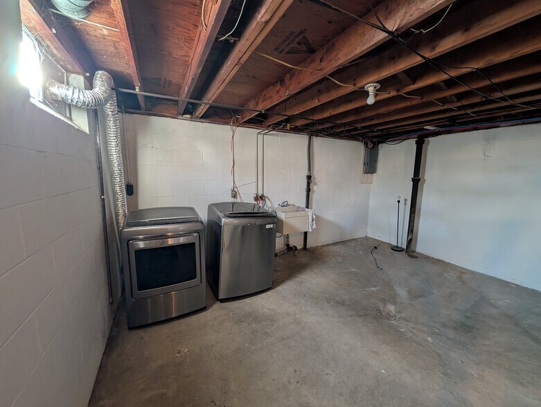 Building Photo - 1367 Wertz Ave SW