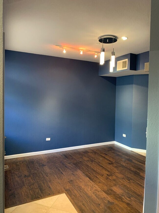 Building Photo - Dual Master 2 Bed 2.5 Bath - Walk-up townhouse at Atria!