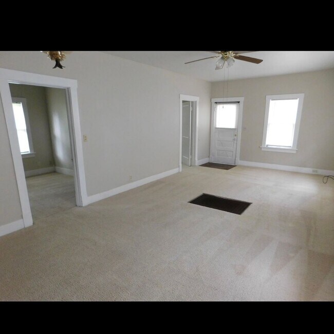 Building Photo - Cozy 2 bedroom home on corner lot!