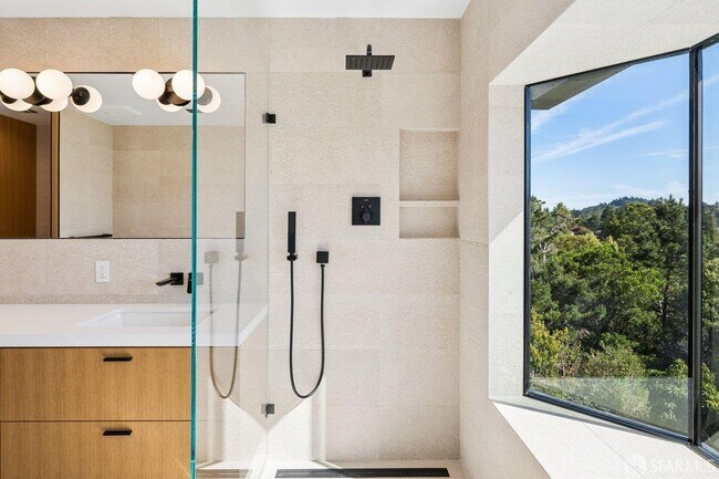 Building Photo - 1435 Lakeview Dr