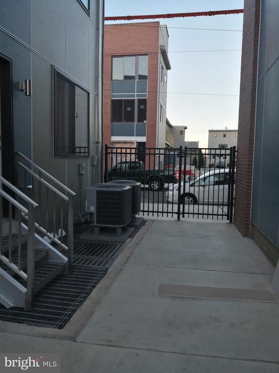 Building Photo - 615 N 10th St