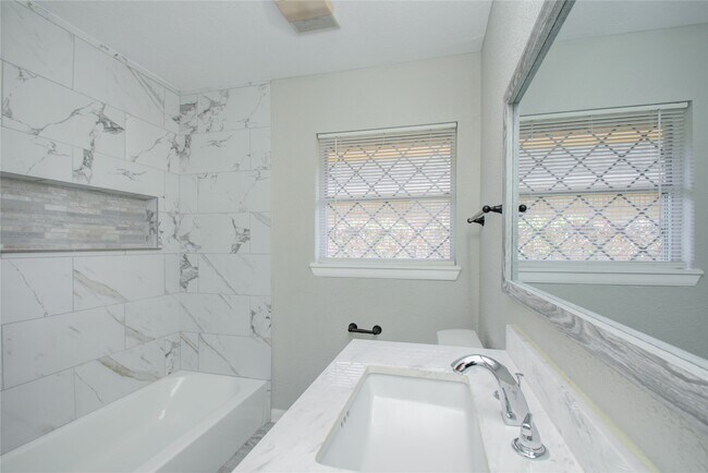 Building Photo - 10226 Envoy St