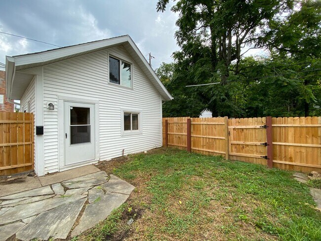 Primary Photo - 515 S Fess Ave