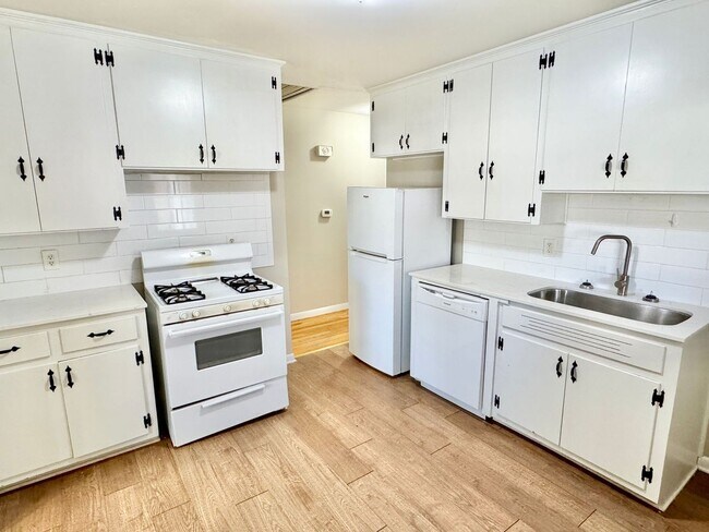 Building Photo - Charming 3-Bedroom Home with Cozy Living Spaces!