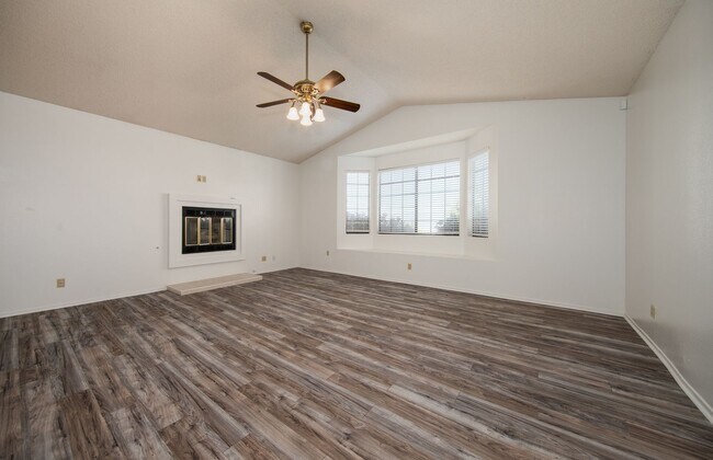 Building Photo - Spacious 4 Bedroom 3.5 Baths with Views!!