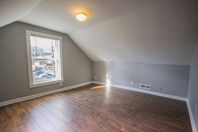 Building Photo - 2 Bedroom in the Heart of Highland Park! Parking included!