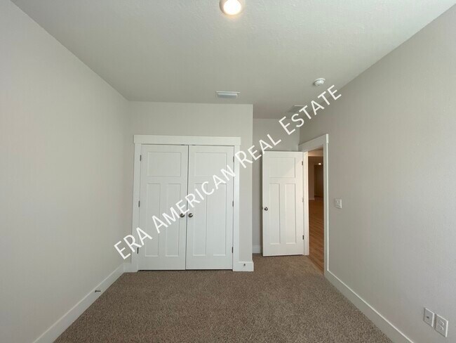 Building Photo - 3398 Southwind Dr