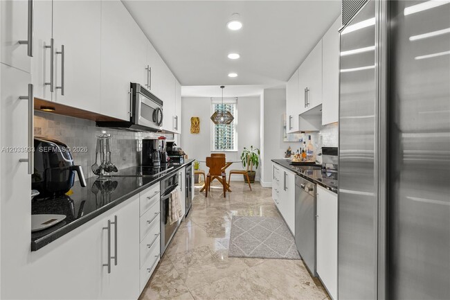 Building Photo - 901 Brickell Key Blvd