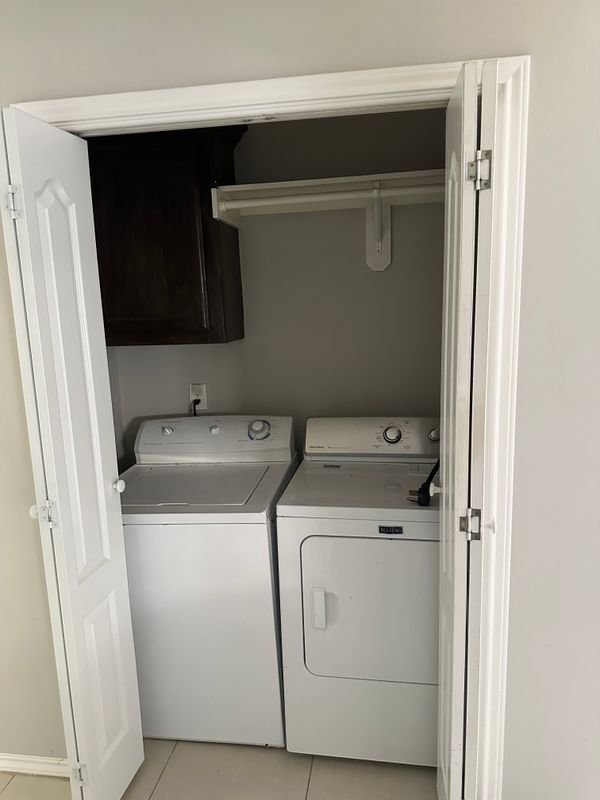 Building Photo - 720 S Logan Dr