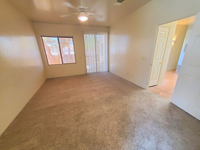 Building Photo - Central Tucson, close to everything, community pool