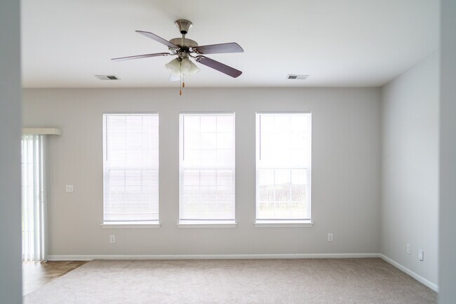 Building Photo - 237 Medford Dr