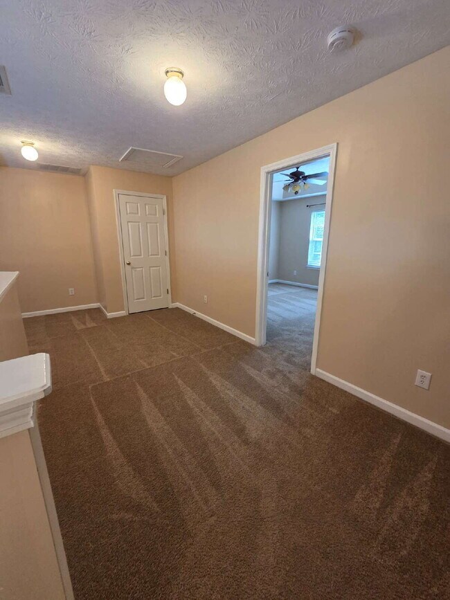 Building Photo - 2/2 Townhome close to shopping and dining