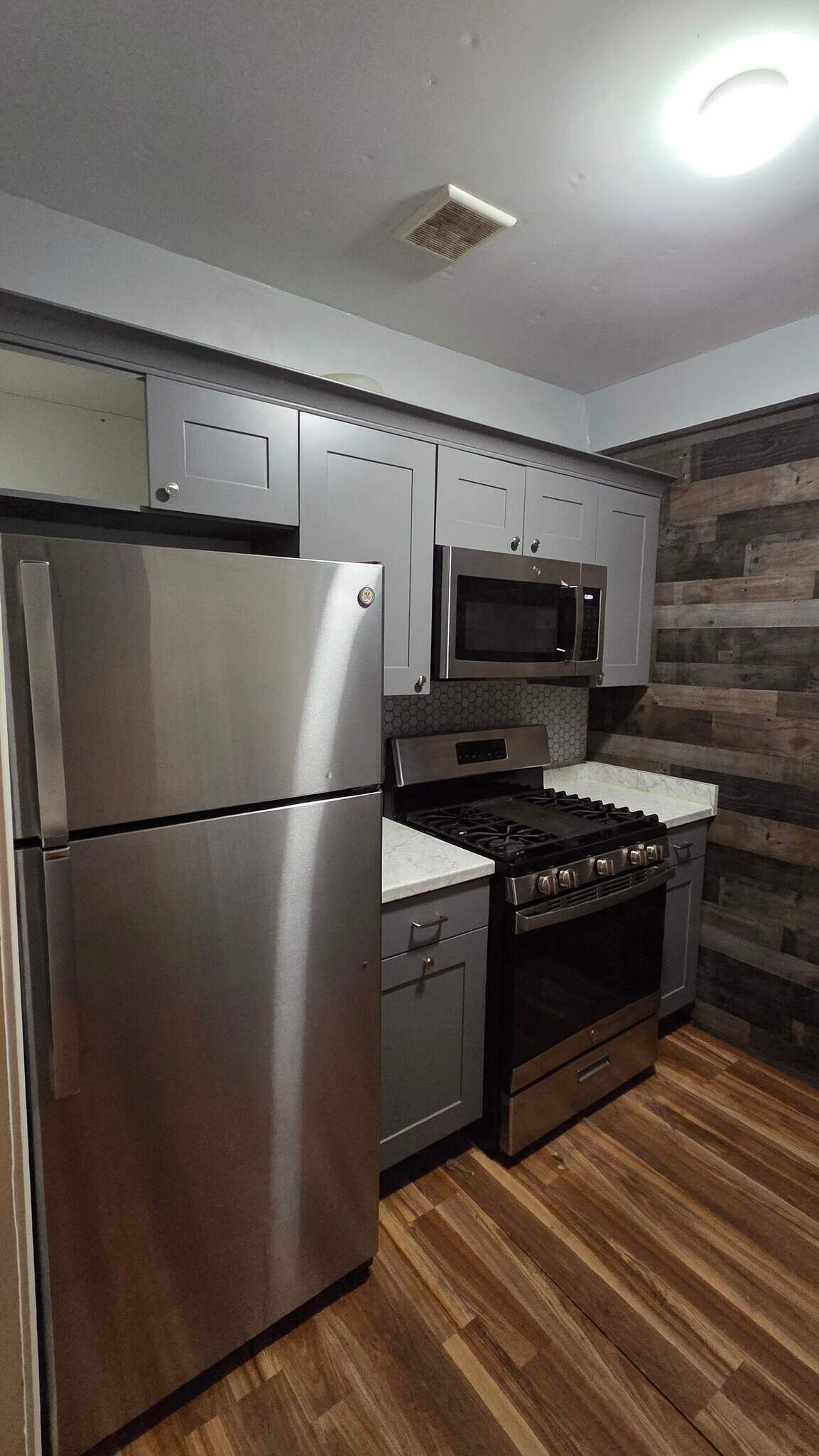 Building Photo - 6316 Victoria St