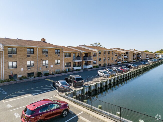 Building Photo - Town'n Harbor