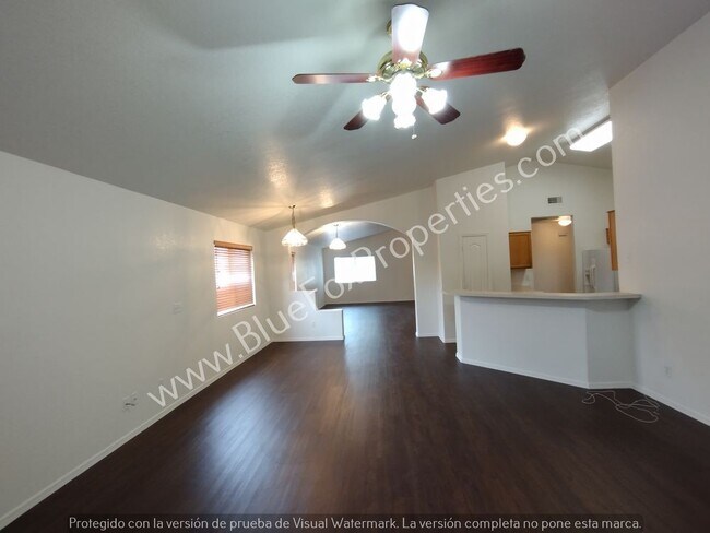 Building Photo - 915 N Silverleaf Oak Pl