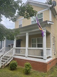 Building Photo - Cute Bungalow, Less Than Half Mile From We...