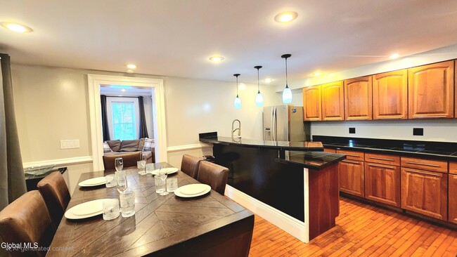 Building Photo - 76 Caroline St