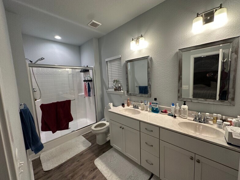 Large primary bathroom - 4700 Kilby Dr