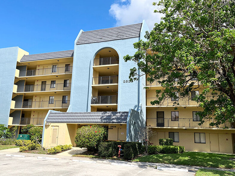 Building Photo - 2828 Tennis Club Dr