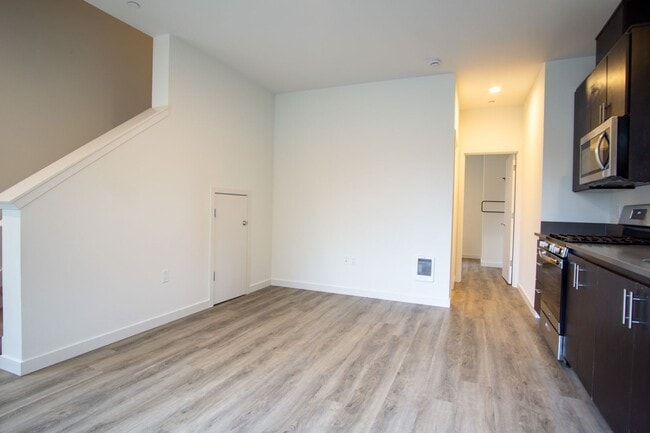 Building Photo - GET $300 + ONE MONTH FREE!! Rare 3 Bed, 2 ...