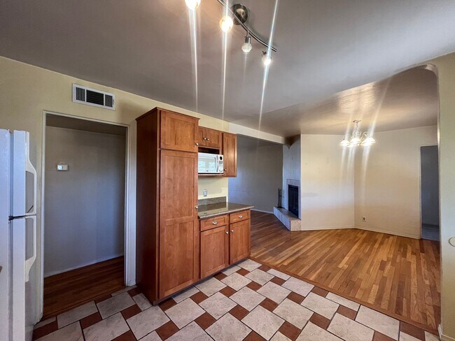 Building Photo - Quaint 3 Bedroom 2 Bathroom Home In The NE!