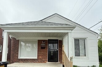 Building Photo - Renovated 3-Bedroom Home – We Welcome Sect...