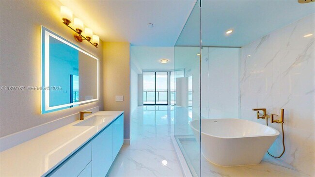 Building Photo - 700 NE 24th St