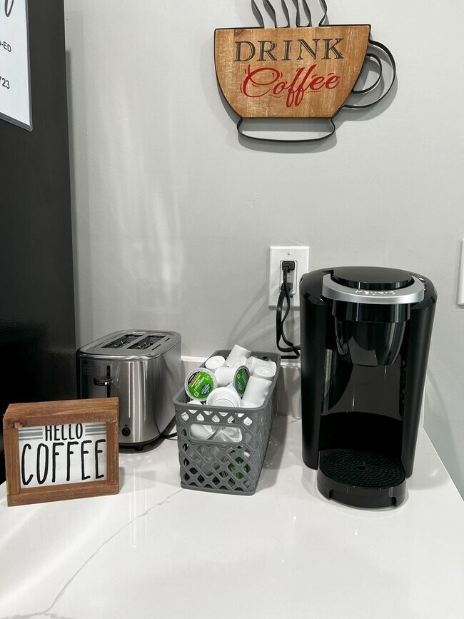 Building Photo - Fully Furnished rental with excellent central location in North cincinnati Suburbs