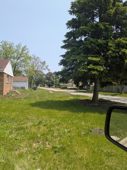 Building Photo - 2049 Kemble Ave