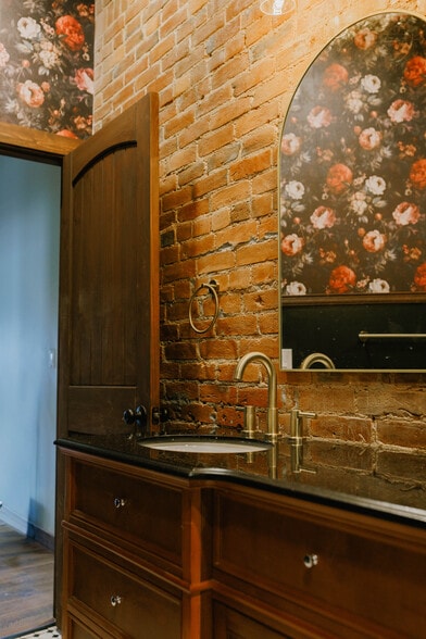 Building Photo - 503 Church St